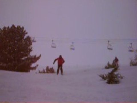 Régis se gamele en miniski