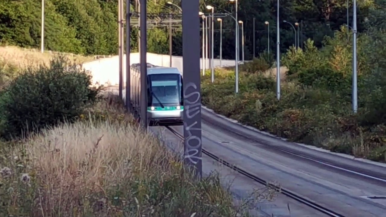 Tram RATP T6 Tranlhor STE6 R616 entre dans le tunnel de Viroflay
