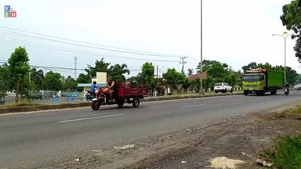 Alamak Bus di jalan raya berubah jadi Barongsai, ada truk goyang juga