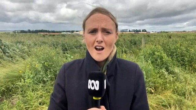 Freight train derails at Inverleigh, west of Geelong, leaving dozens of containers strewn across tracks