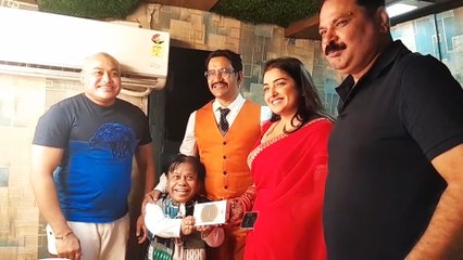 निर्माता अशोक प्रसाद अभिषेक ने निरहुआ और आम्रपाली को दिया खास तोहफा