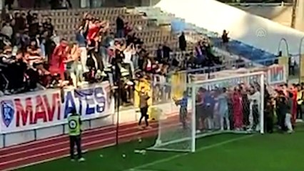 File koptu, taraftarlar sahaya düştü: 6 yaralı