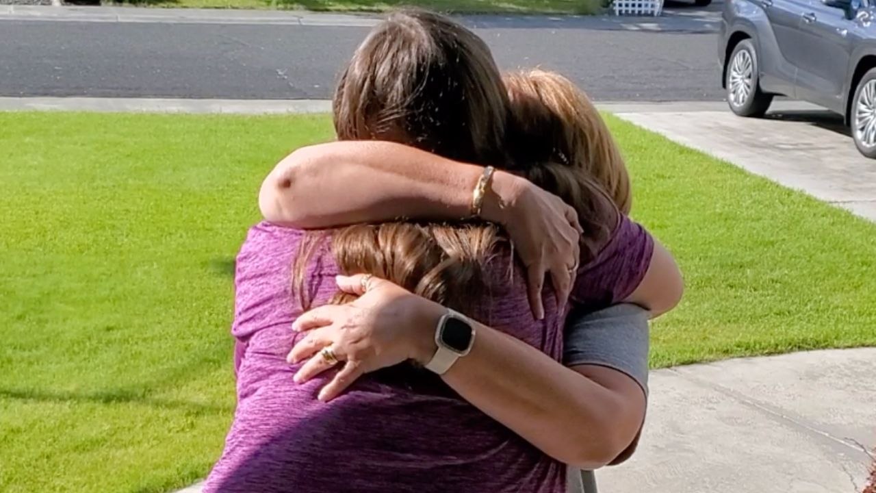 Biological Sisters Who Reunited On Facebook Hug After More Than 50 Years Apart | Happily TV
