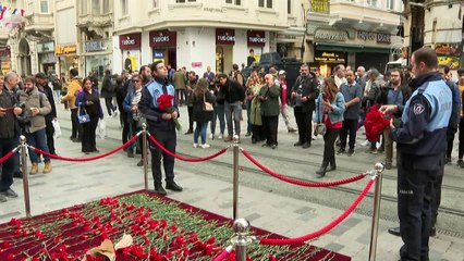 Taksim saldırısında hayatını kaybedenler karanfillerle anıldı
