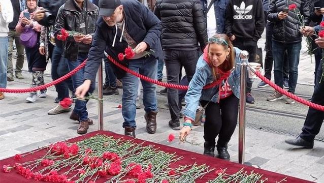 Hain saldırı sonrası, vatandaşlar İstiklal'de! Hayatını kaybedenler anısına onlarca karanfil, alana bırakıldı