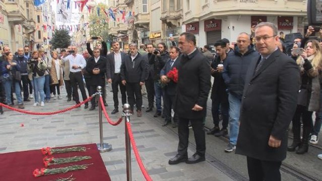 İSTİKLAL CADDESİ'NDE PATLAMADA ÖLENLERİN ANISINA KARANFİL BIRAKILDI