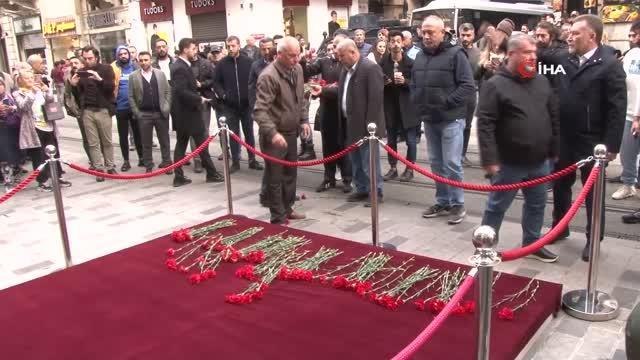 Beyoğlu'ndaki bombalı saldırıda hayatını kaybedenler anısına vatandaşlar karanfil bıraktı
