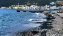 Lipari, partono gli ultimi turisti e i gabbiani si impossessano della spiaggia