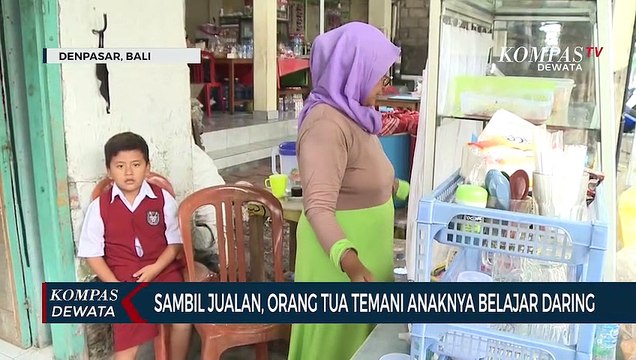 Sambil Jualan, Orang Tua Temani Anak Belajar Daring