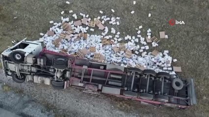 Un yüklü tır devrildi, binlerce un paketi yola saçıldı