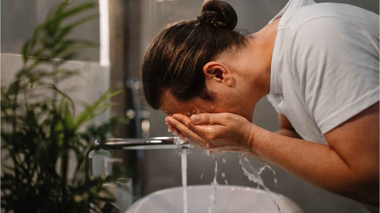 Experten erklären: Darum ist Katzenwäsche gesünder als tägliches Duschen