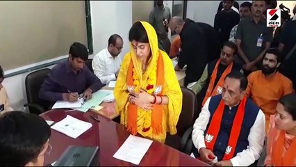 જામનગરમાં ઇન્ડિયન ક્રિકેટર રવિન્દ્ર જાડેજાના પત્ની રીવાબા જાડેજાએ ઉમેદવારી નોંધાવી