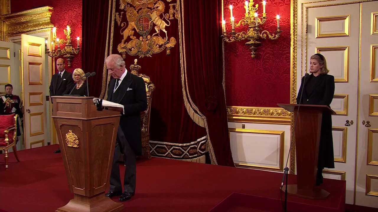 Carlos III celebra su cumpleaños, el primero en ausencia de Isabel II