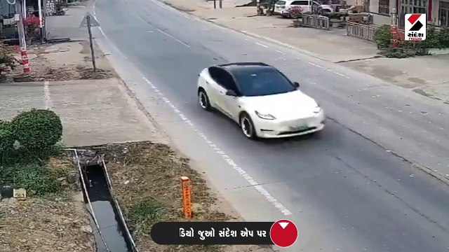 ચીનની સડકો પર અતિ ઝડપે દોડી રહેલી ટેસ્લા કાર દિવાલ સાથે અથડાઈ
