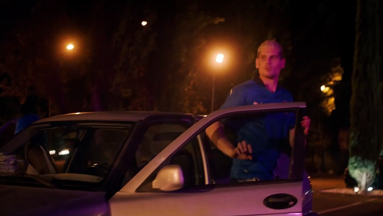 Du crépitement sous les néons EXTRAIT VF "C'est toi le chef"