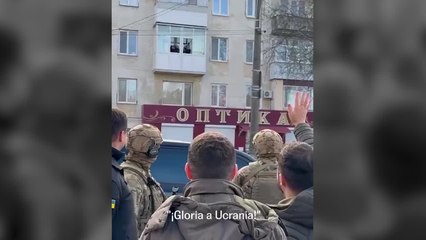 Ciudadana ucrania a Zelenski: "¡Gloria a Ucrania!"