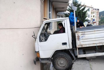 Maltepe'de kamyonet 3 katlı binanın duvarına çarptı