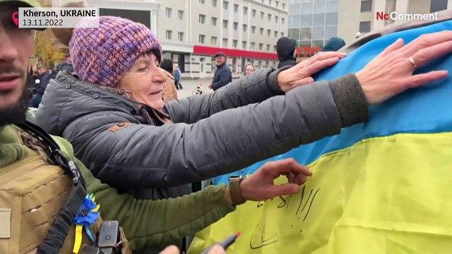 Ukrainian city of Kherson celebrates Russian troops' retreat