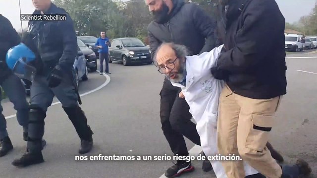 Cientos de activistas participan en bloqueos en aeropuertos para pedir la prohibición de los aviones privados