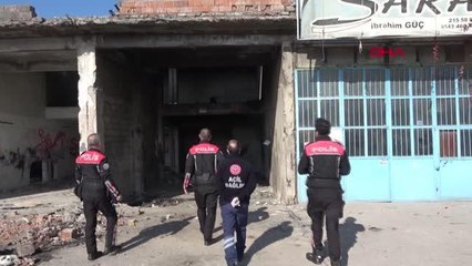 ATIL BİNADA HURDA TOPLARKEN ÇATIDAN DÜŞEN SULTAN'I İTFAİYE KURTARDI