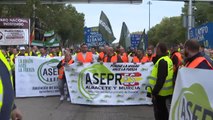 Los transportistas inician en el centro de Madrid su paro indefinido con una multitudinaria manifestación