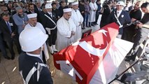 İstanbul'daki terör saldırısında hayatını kaybeden baba kızın cenazeleri toprağa verildi