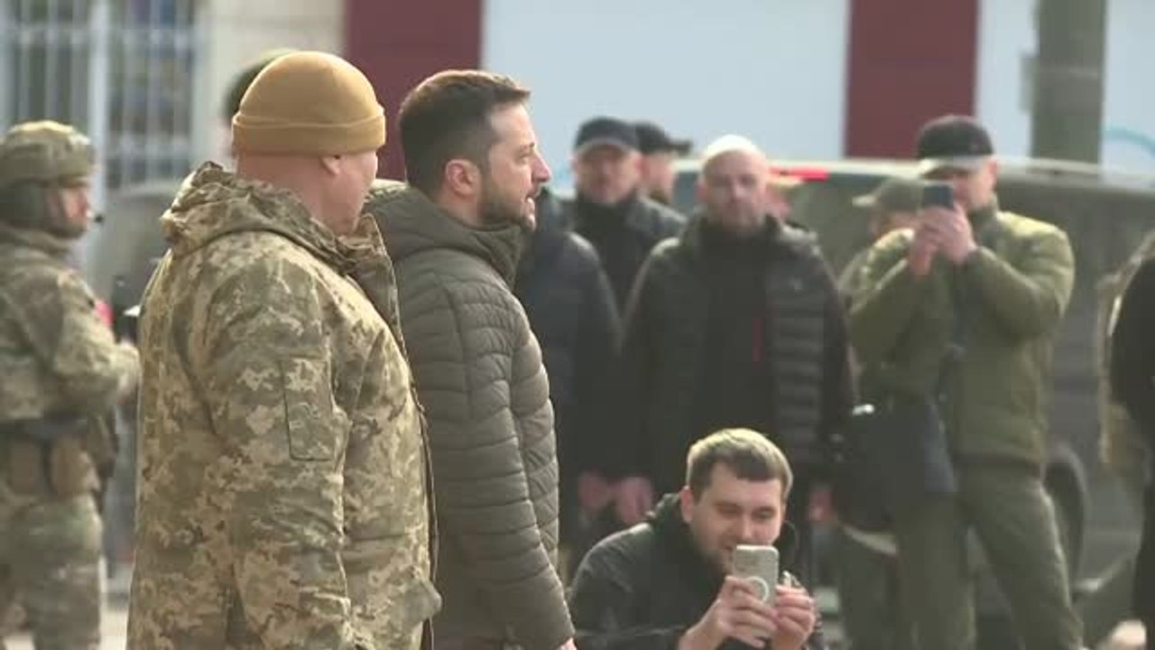 Zelenski visita por primera vez la ciudad liberada de Jersón
