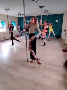 Papy en immersion essaye de s'intégrer dans un cours de pole dance