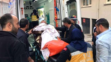 Evinin bodrumunda kendini ateşe veren kadını komşuları söndürdü