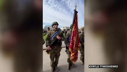 Ukraine: après la reprise de la ville, Zelensky chante l'hymne national à Kherson