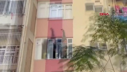 ANAHTARINI UNUTUNCA DAİRESİNE DAMDAN HALATLA SARKTI