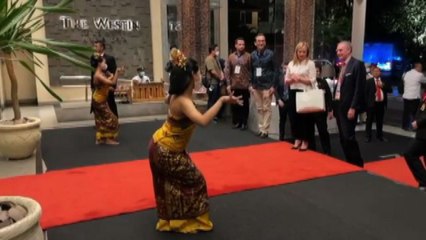 Meloni arrivata a Bali per il G20 accolta da danzatrici