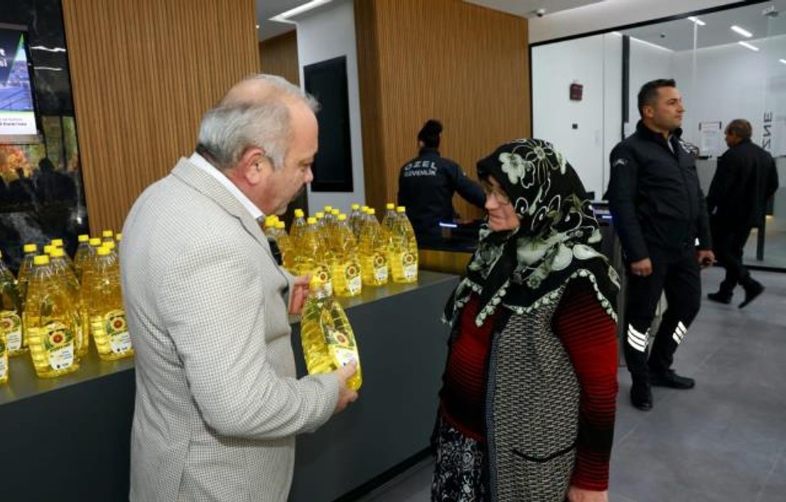 Çankırı Belediyesi ektiği ayçiçeğinden elde ettiği yağı ihtiyaç sahiplerine ulaştırıyor