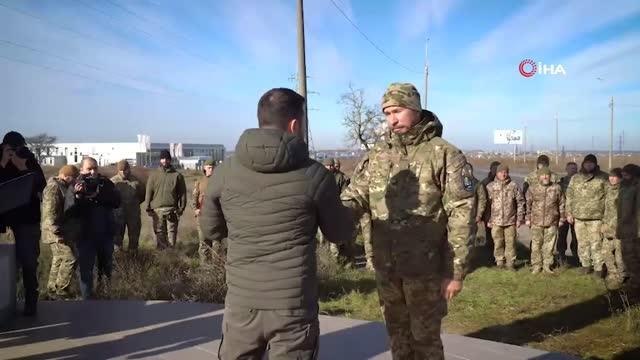 Zelenskiy, Rus birliklerinin çekildiği Herson'u ziyaret etti