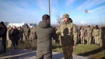 Zelenskiy, Rus birliklerinin çekildiği Herson'u ziyaret etti