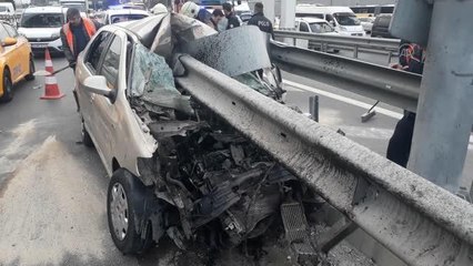 Gaziosmanpaşa'da refüje çarpan otomobildeki 2 kişi yaralandı