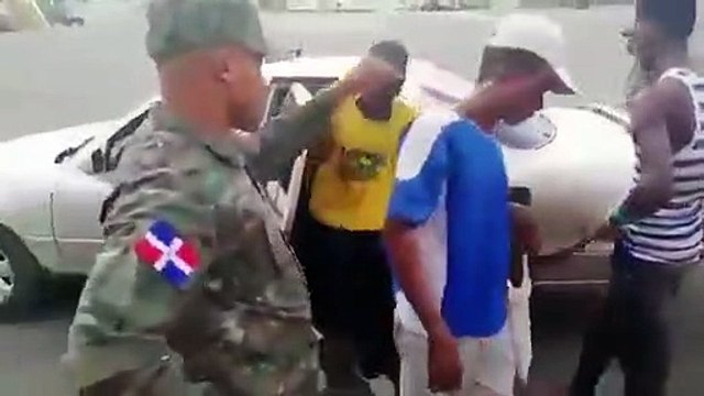 18 personnes sortent de la même voiture... DIngue