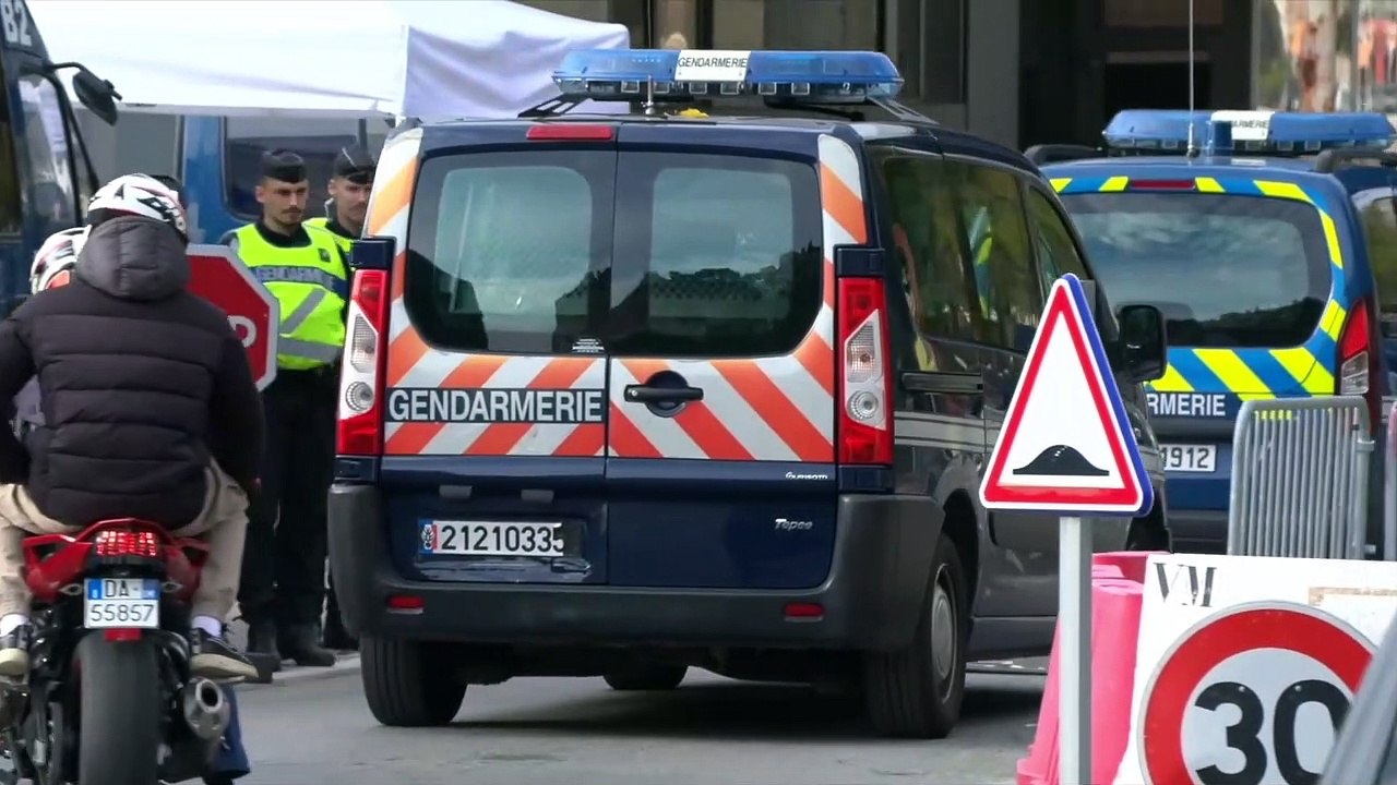 Migranti, i controlli della polizia francese al confine: le immagini dal valico di Ventimiglia