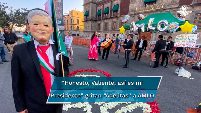Adelitas le dedican las mañanitas a AMLO afuera de Palacio Nacional
