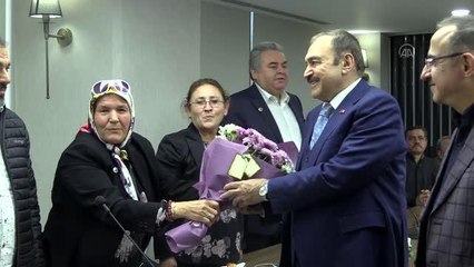 下载视频: AK Parti Milletvekili Eroğlu AK Parti İzmir İl Başkanlığı'nı ziyaret etti