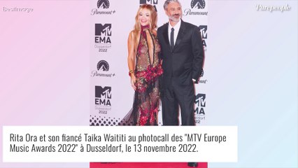 Taylor Swift : Ultra-décolletée, la chanteuse sexy et victorieuse devant David Hasselhoff amoureux