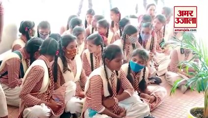 प्रिंसिपल से परेशान छात्र-छात्राओं ने घेरा कलेक्ट्रेट,छात्रों ने प्रिंसिपल हटाओ के नारे भी लगाए