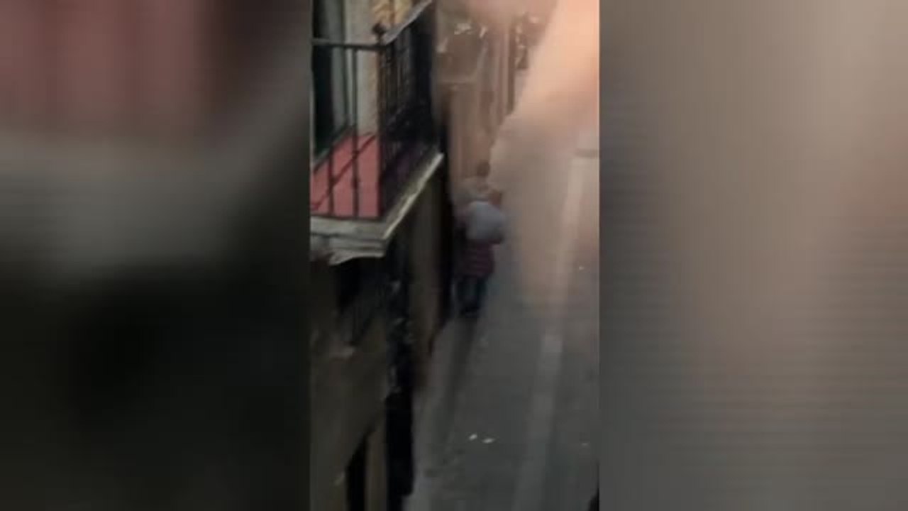 Una vaquilla se cuela por la ventana de una panadería y se queda encerrada hasta que los mozos la sacan