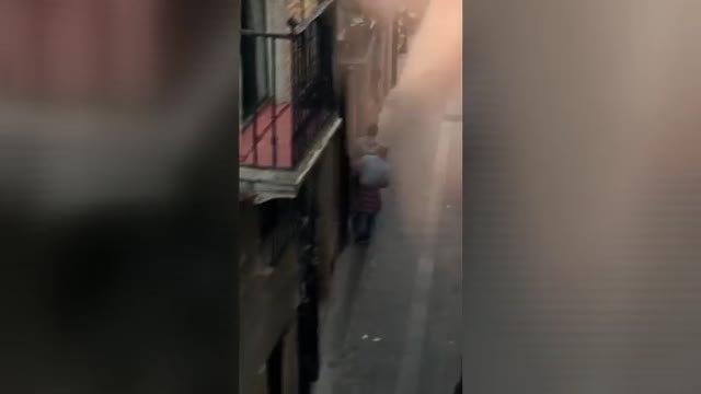 Una vaquilla se cuela por la ventana de una panadería y se queda encerrada hasta que los mozos la sacan