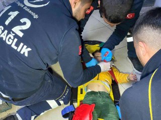 ASANSÖRE AYAĞI SIKIŞAN 3 YAŞINDAKİ EYMEN'İ İTFAİYE KURTARDI