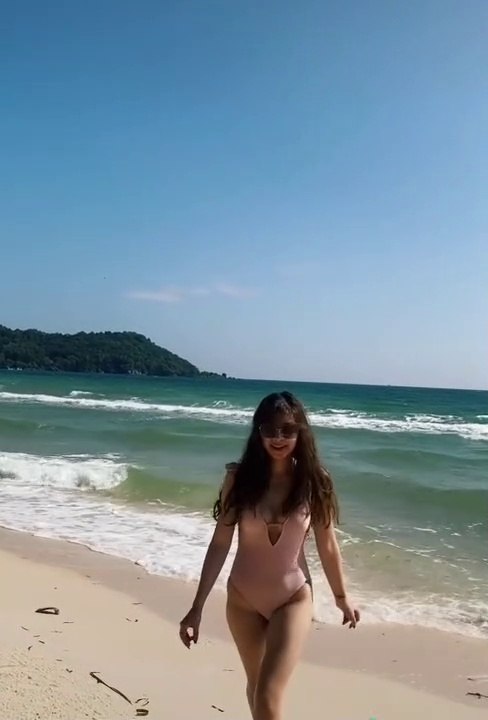 Lại là em đi biển một mình đây