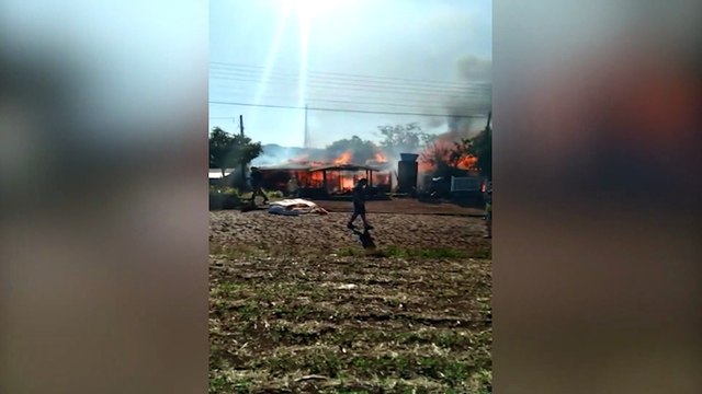 Casa fica totalmente destruída após incêndio