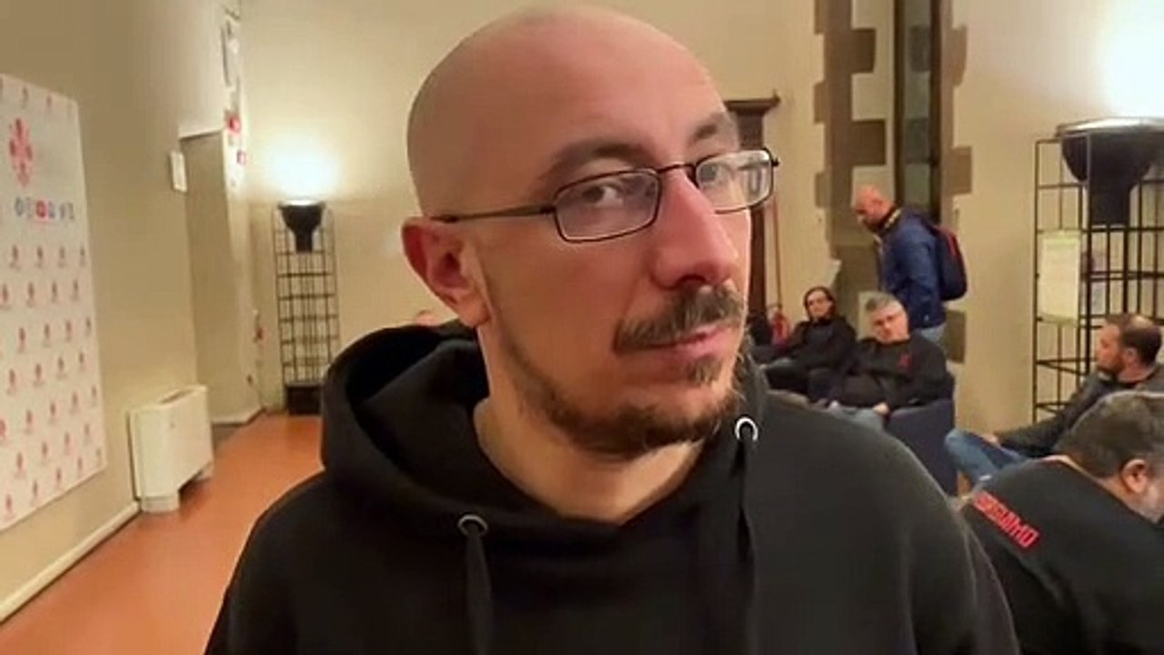 Ex Gkn, gli operai entrano in Comune: "Dormiamo qui". La notte più lunga dell'ex fabbrica