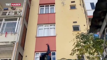 Evine girmek için halatla terastan sarktı