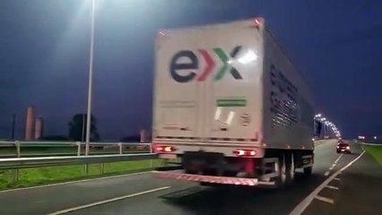 Caminhão é flagrado na contramão na BR-369, em Apucarana